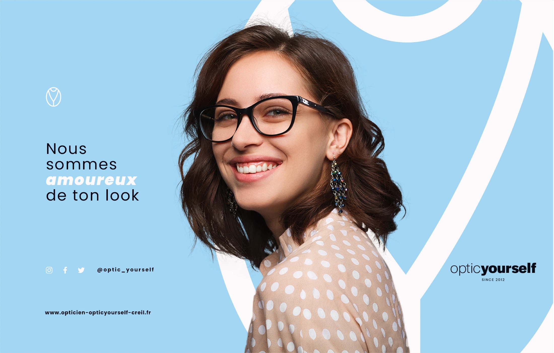 Campanha com cliente usando óculos