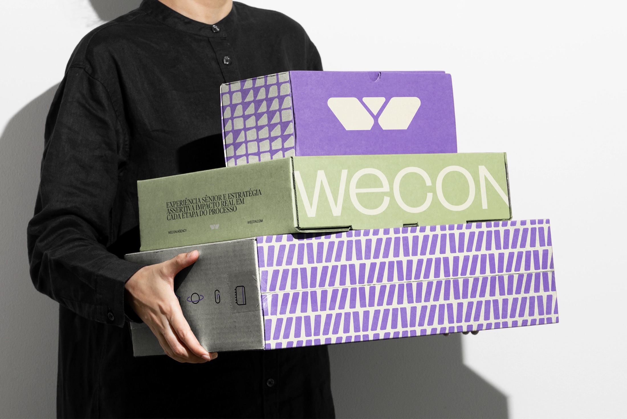 Caixas com a marca Wecon